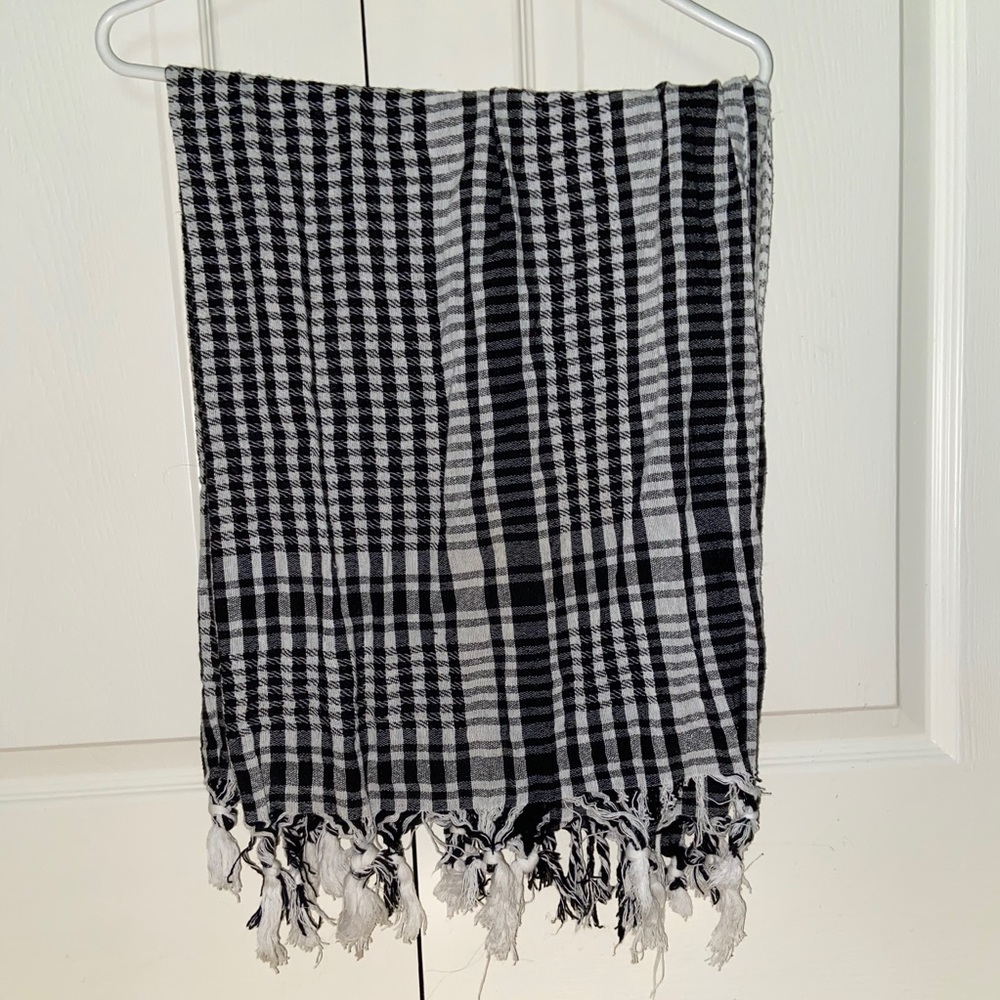 Checkered Scarf - Picture 2 of 2